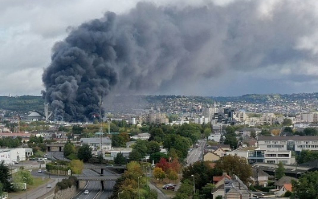 Incendiu puternic la o uzină chimică în Franţa