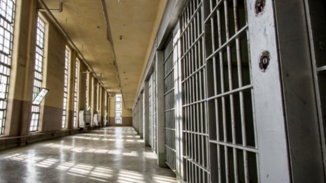 Femeie condamnată la închisoare după ce şi-a bătut concubinul cu lopata