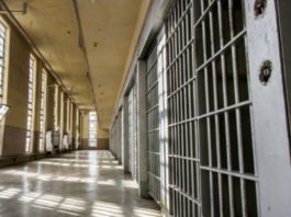 Femeie condamnată la închisoare după ce şi-a bătut concubinul cu lopata