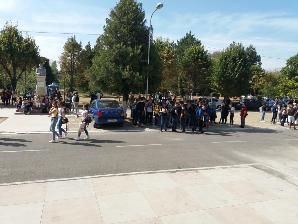 Elevii de la Odobleja din nou la proteste în curtea şcolii