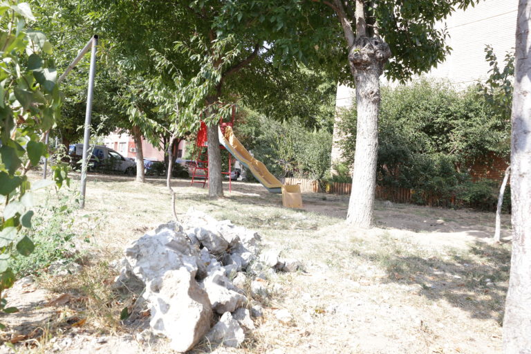 Teren lăsat de izbelişte de autorităţi şi locatari