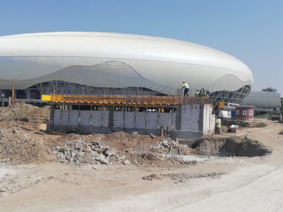 La stadionul de atletism se lucrează şi la clădirea unde vor fi vestiarele sportivilor