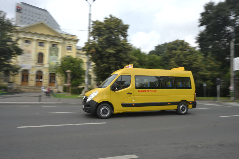 Bărbat filmat cu un topor în mână, într-un microbuz şcolar