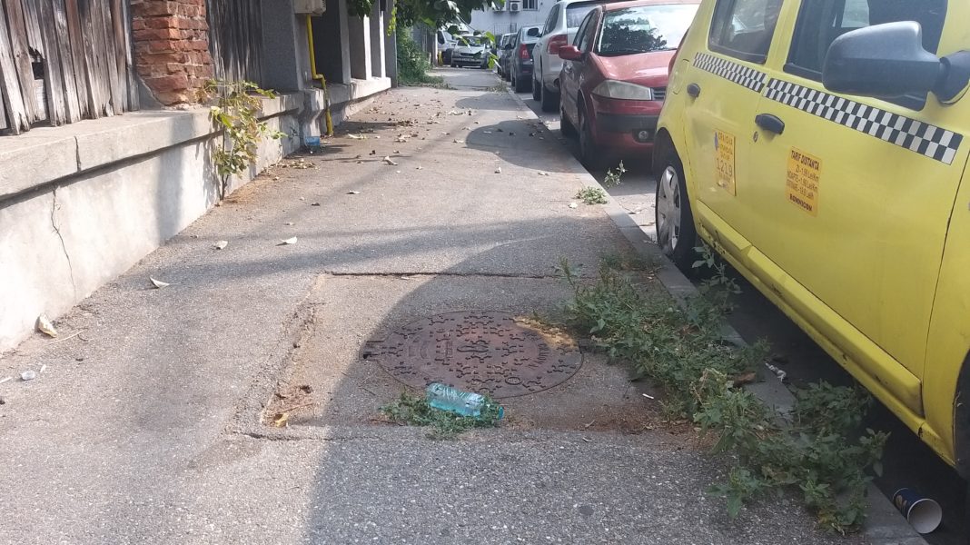 Pe strada Constantin Lecca se dă mai rar cu mătura