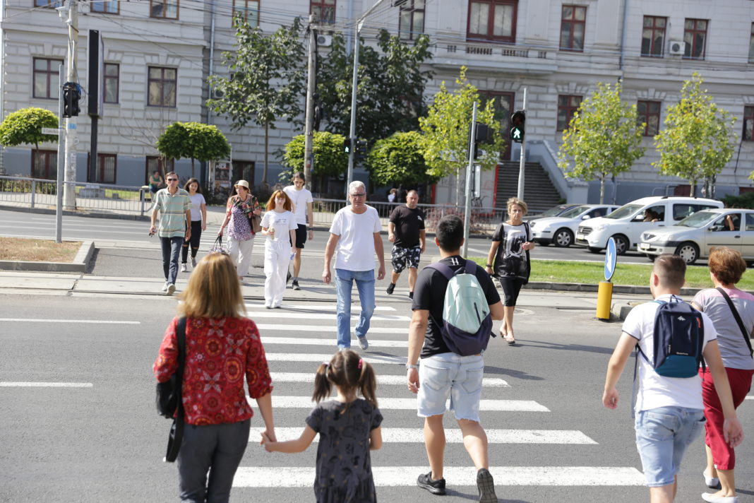 Oameni pe strada