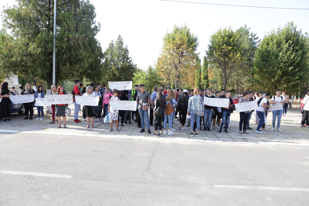 odobleja Elevii şi profesorii au protestat ieri în curtea unităţii şcolare că nu au săli de clasă. Soluţia găsită de ei a fost să rămână să facă şi orele în aer liber.