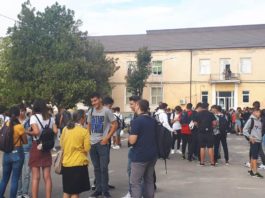 Joi a fost a treia zi de proteste a elevilor şi profesorilor de la Colegiul „Ştefan Odobleja“ din Craiova