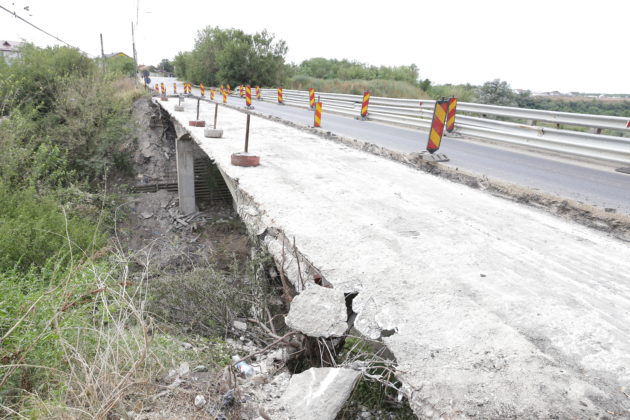 La podul de la Malu Mare s-a decopertat până la beton jumătate din partea carosabilă