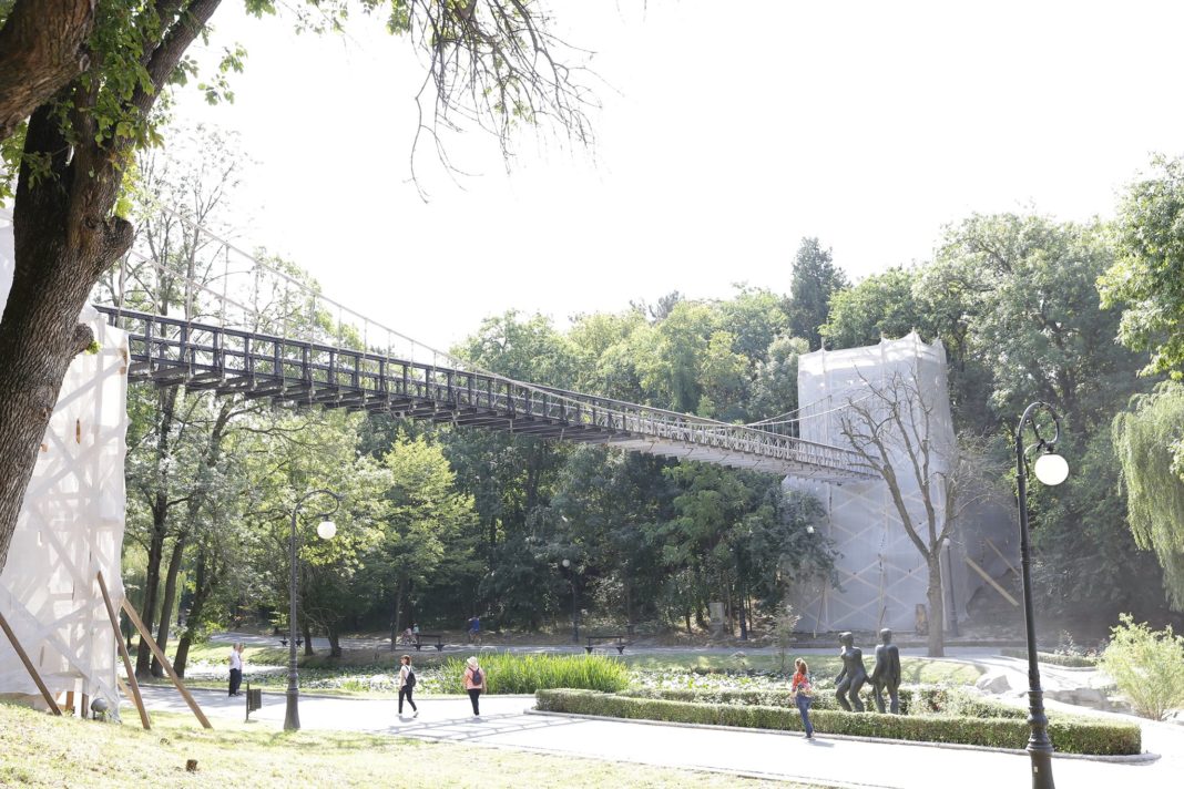 Podul suspendat din Parcul 
