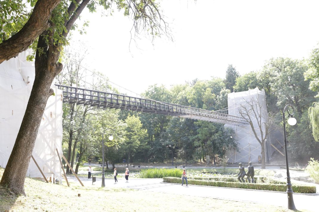 Podul suspendat din Parcul „Nicolae Romanescu“ va fi vopsit manual, cu pensula