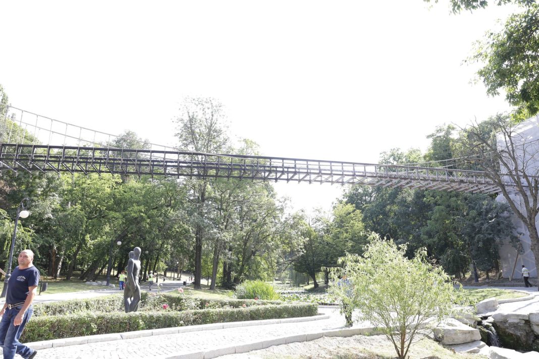 Podul suspendat din Parcul „Romanescu“
