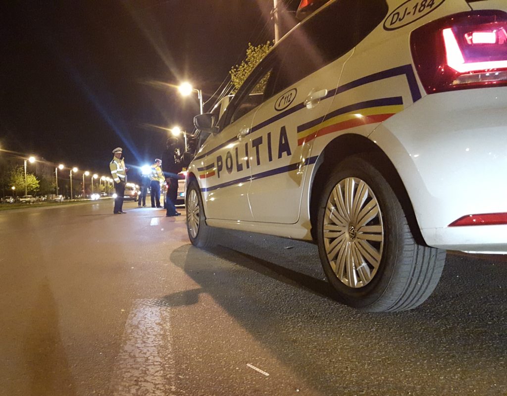 Condamnat după ce a condus fără permis şi a lovit o maşină de poliţie