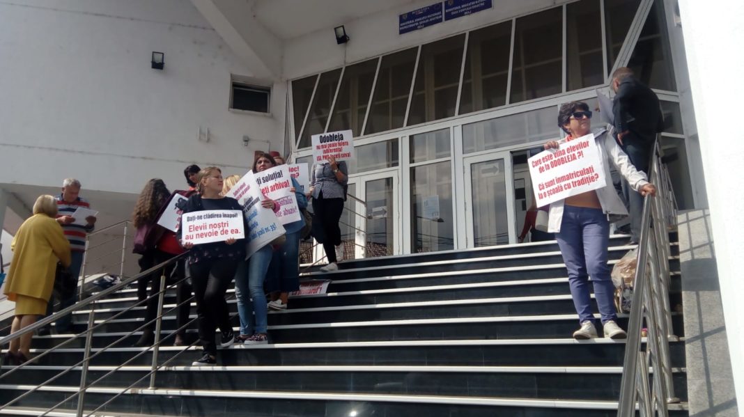 Profesorii de la „Odobleja“ nu renunţă la proteste pentru a redobândi spaţiile. Conflictul „Odobleja-Voltaire“, din nou în atenţia Consiliului Local Craiova