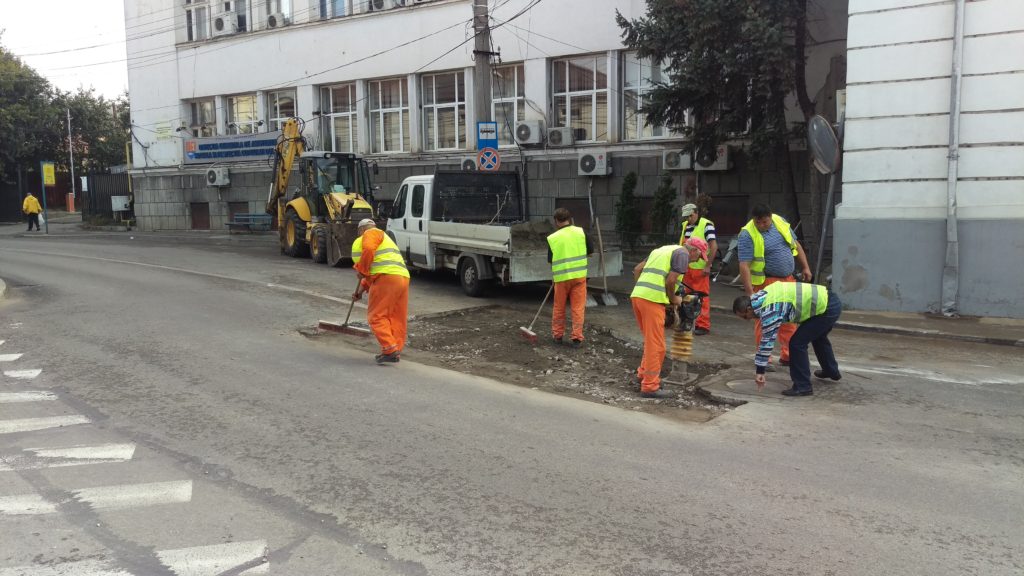 Firmele care repară străzile după intervenţia unui furnizor de utilităţi au intrat în colimatorul Primăriei Craiova