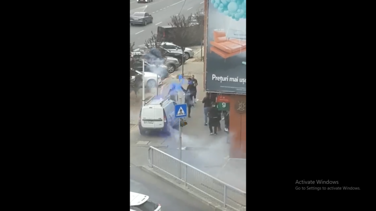 Mașină atacată în trafic de suporteri