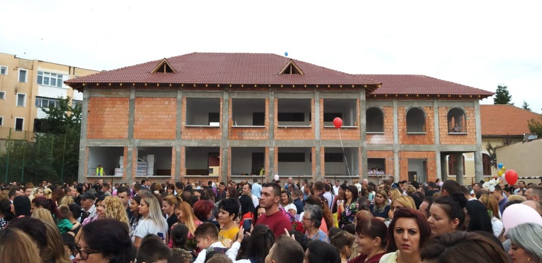 La Școala „Alexandru Ștefulescu“ din Târgu Jiu încă se lucrează La Școala „Alexandru Ștefulescu“ din Târgu Jiu încă se lucrează