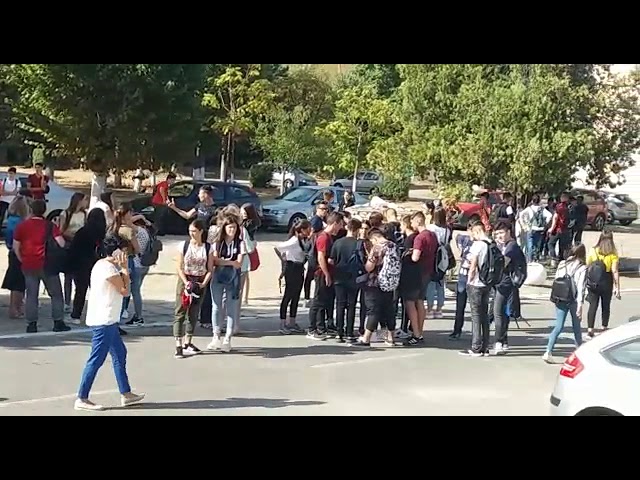 Elevii de la Odobleja din nou la proteste în curtea şcolii