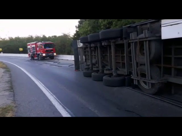 DN65, Piteşti – Slatina este  blocat. Un tir s-a răsturnat