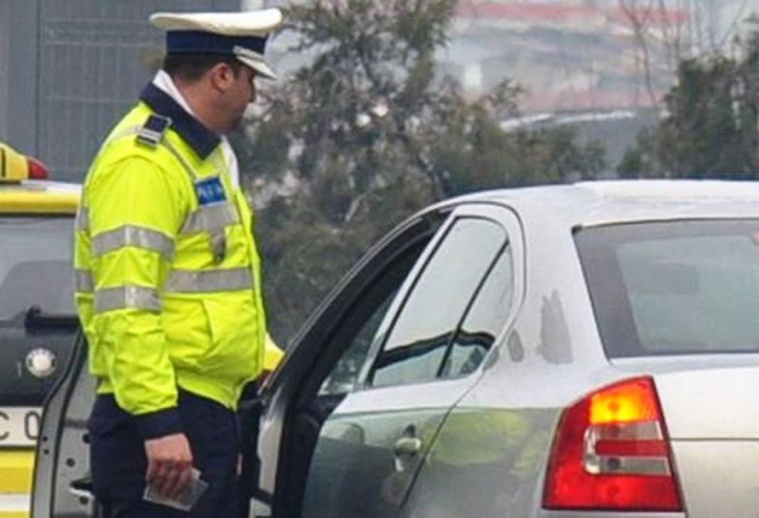 Un bărbat a fost prins fără permis, la volanul unei maşini furate
