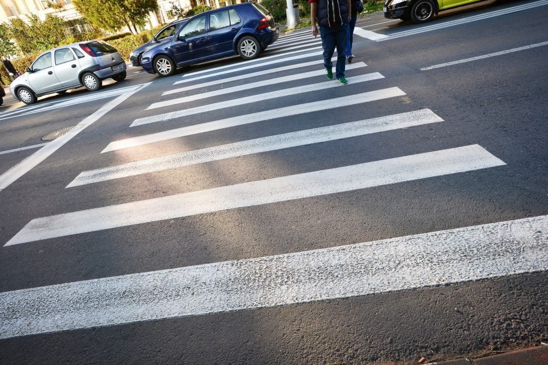 Bărbat lovit pe trecerea de pietoni. Accidentul s-a produs pe strada George Enescu din Craiova