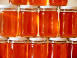Elevii vor primi lunar câte un borcan de miere începând din 2020