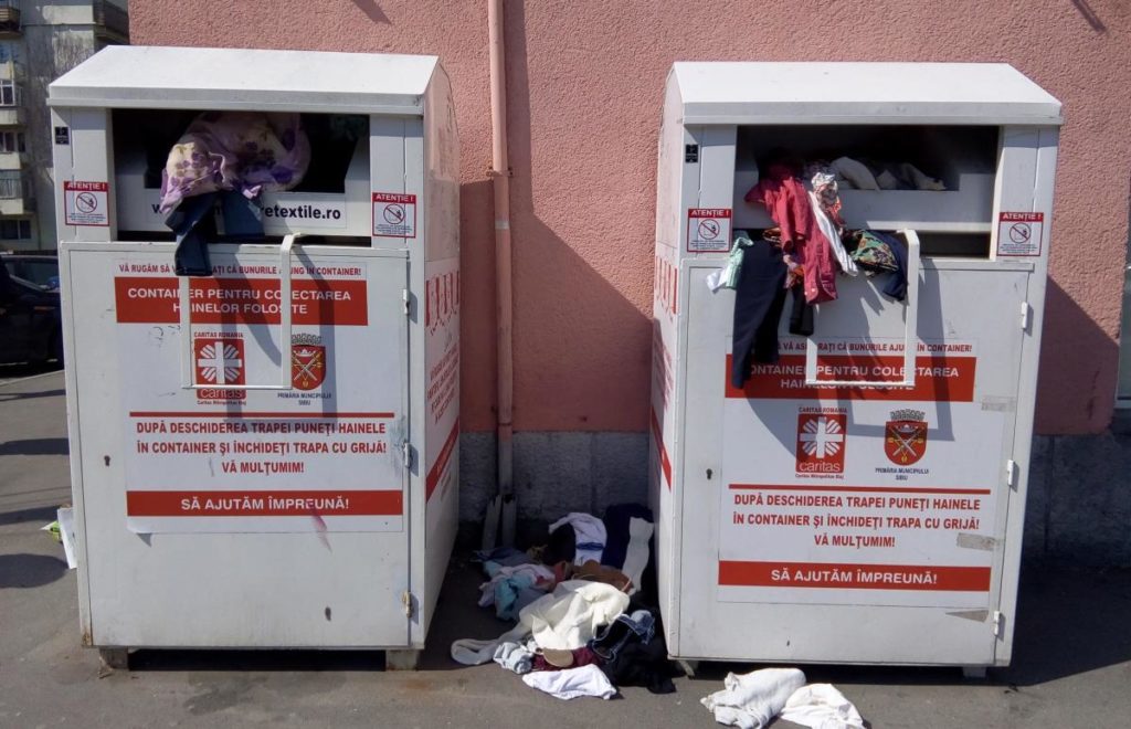 Colectarea textilelor devine obligatorie din 2025. Primăria Craiova prelungeşte contractul cu firma care a adus containere pentru deşeuri textile