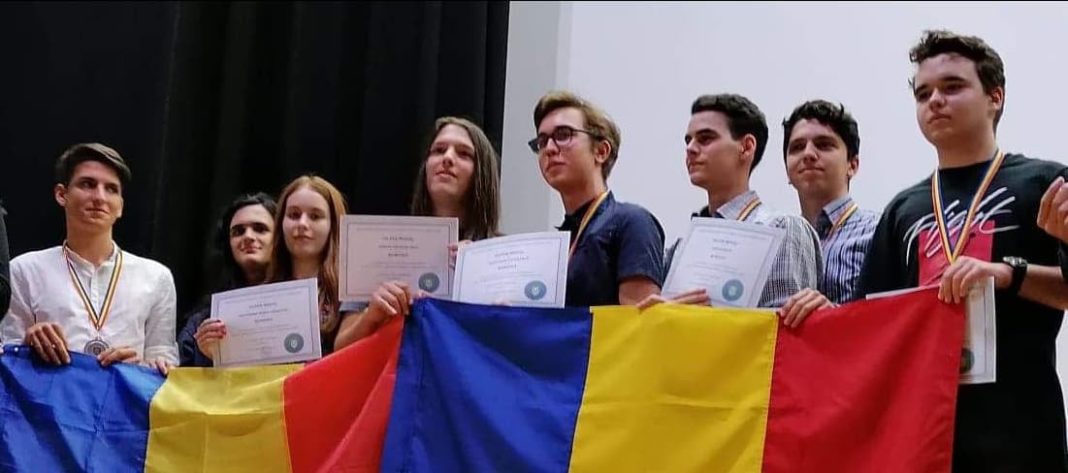 Cei mai buni elevi ai României, medaliați la competiția internațională Romanian Master of Informatics.