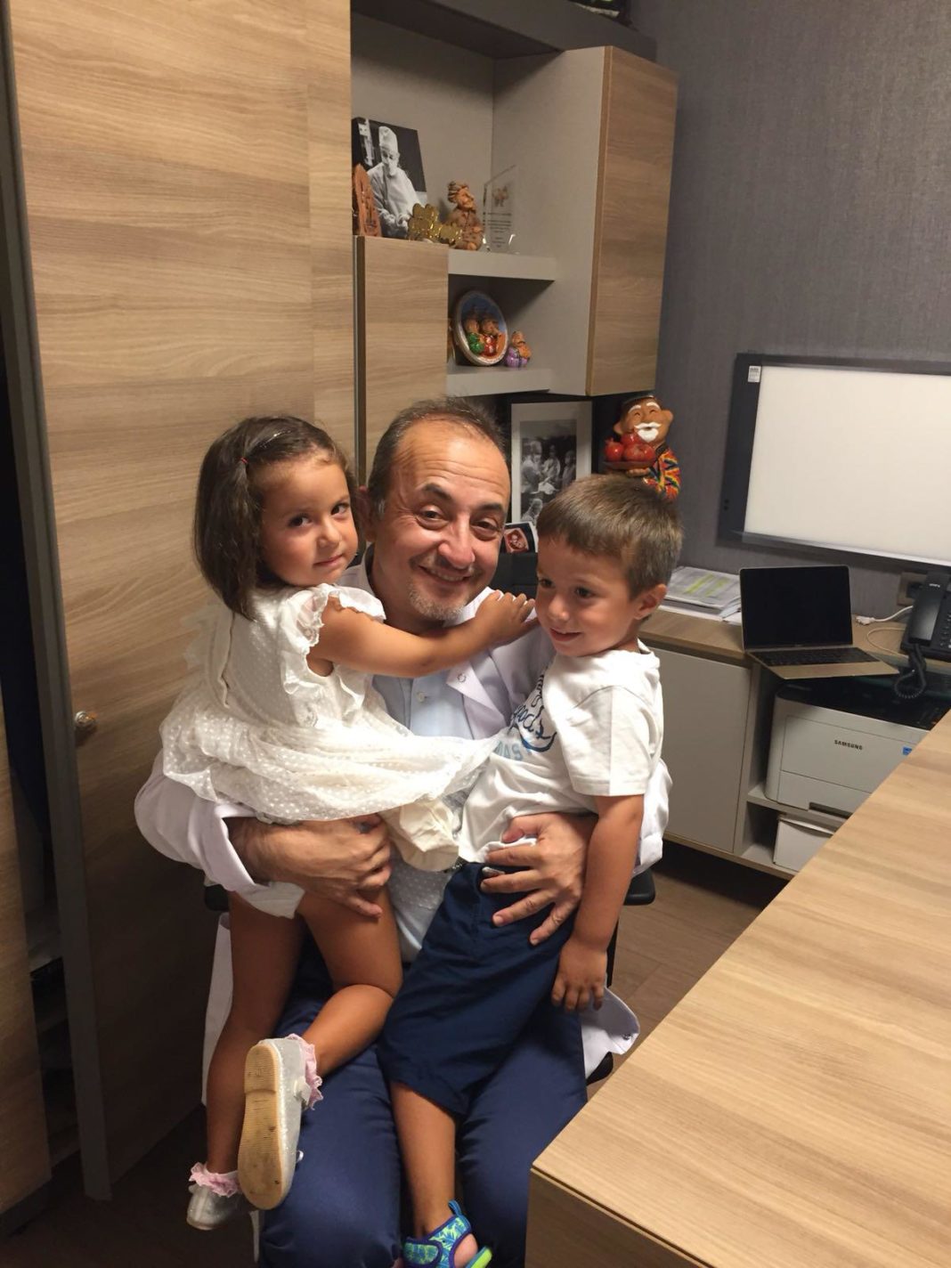 Profesorul Bağiș şi doi dintre copiii aduşi pe lume prin fertilizare in vitro