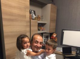 Profesorul Bağiș şi doi dintre copiii aduşi pe lume prin fertilizare in vitro