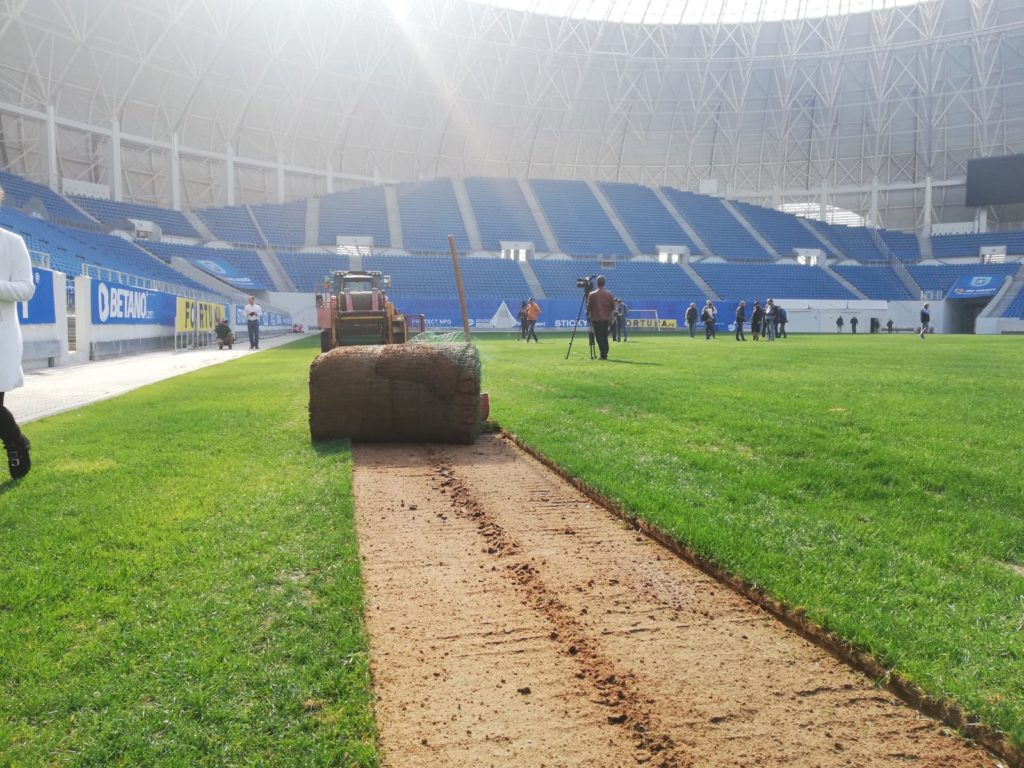 A fost scoasă prima brazdă de gazon de la stadionul „Ion Oblemenco“ 