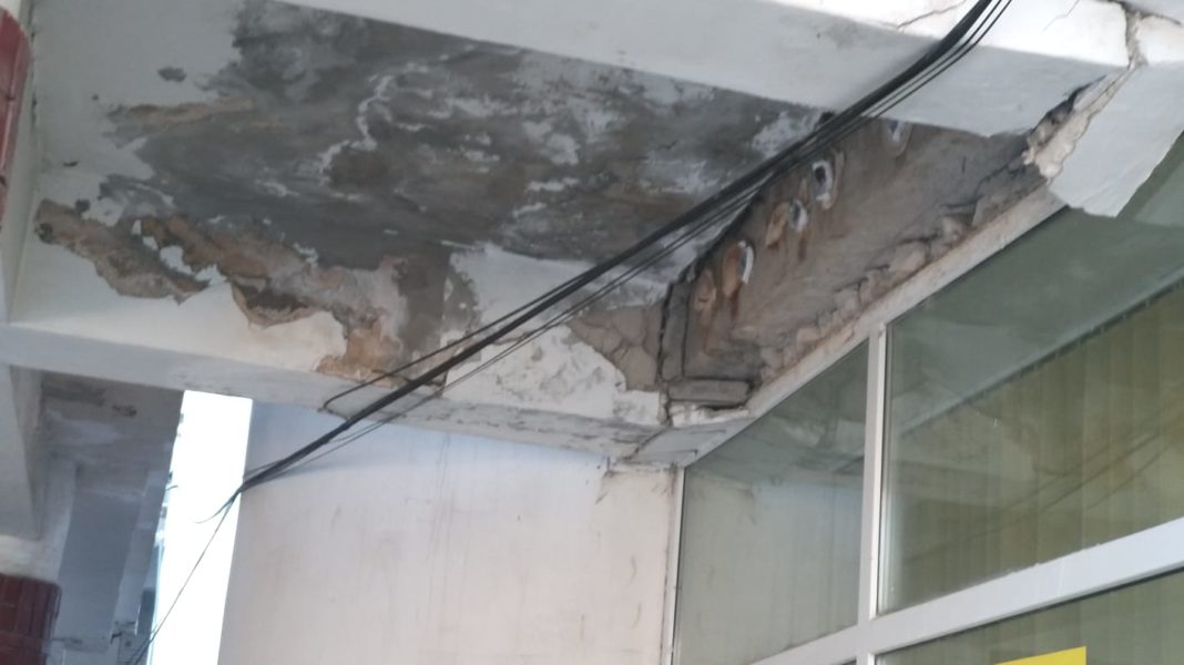 Cade tencuiala din plafonul pasajului de la Mercur