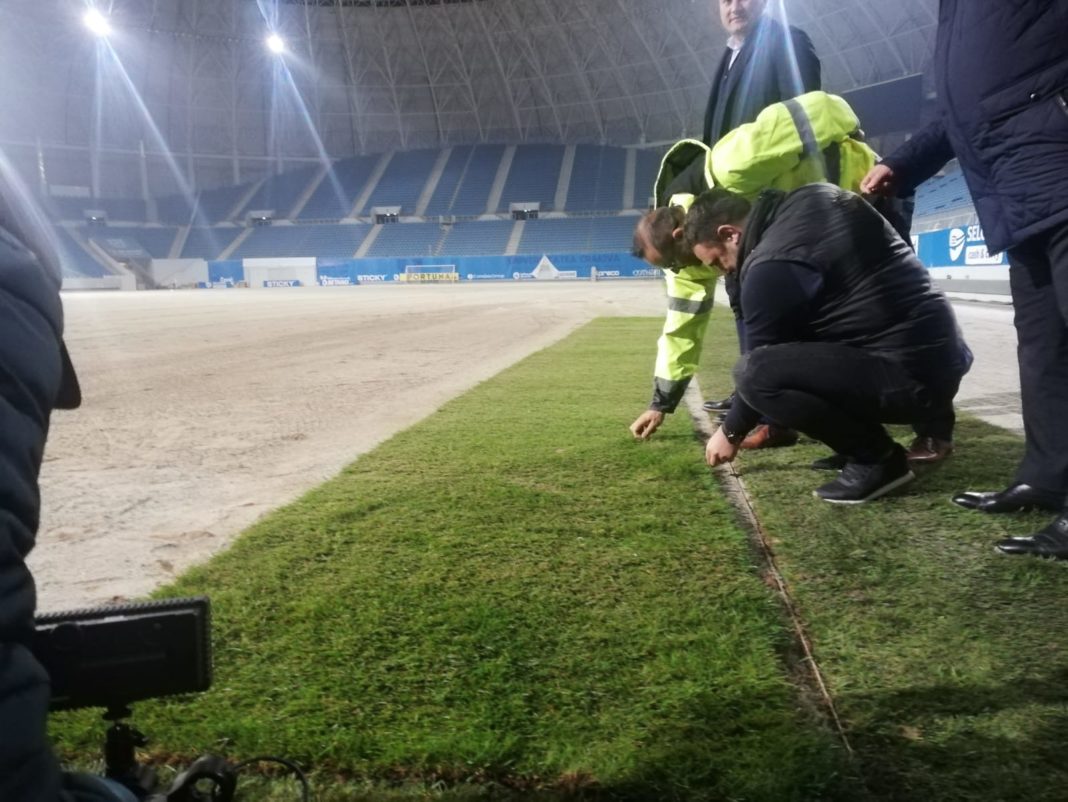 La stadionul „Ion Oblemenco“ din Craiova ar mai fi de montat doar câteva rulouri de gazon hibrid