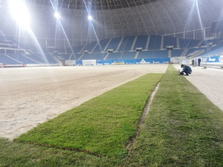 Cine montează gazonul hibrid de pe stadionul „Oblemenco“ din Craiova