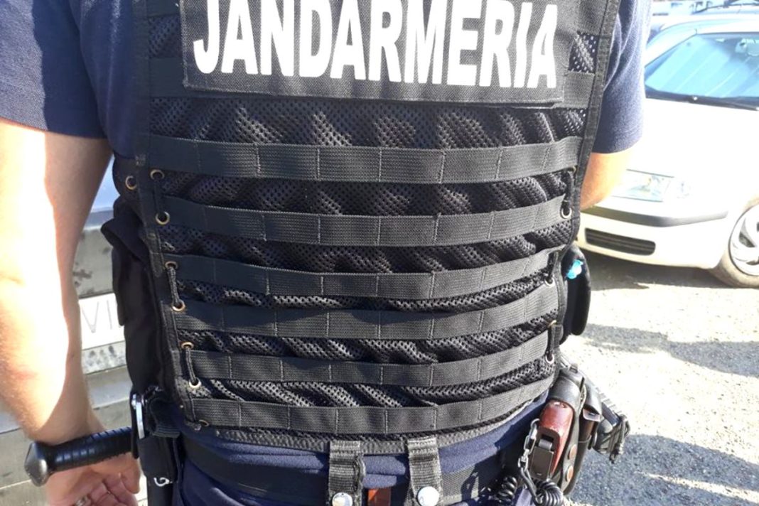 Un jandarm s-a împușcat singur în timp ce îşi încărca arma