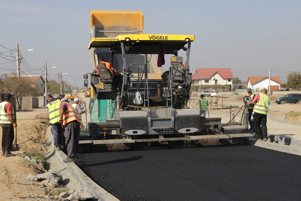 Pe strada Carpenului din Craiova a început turnarea asfaltului