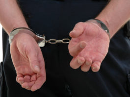 Bărbat arestat pentru că droga adolescente pe care le filma în timp ce făcea sex cu ele