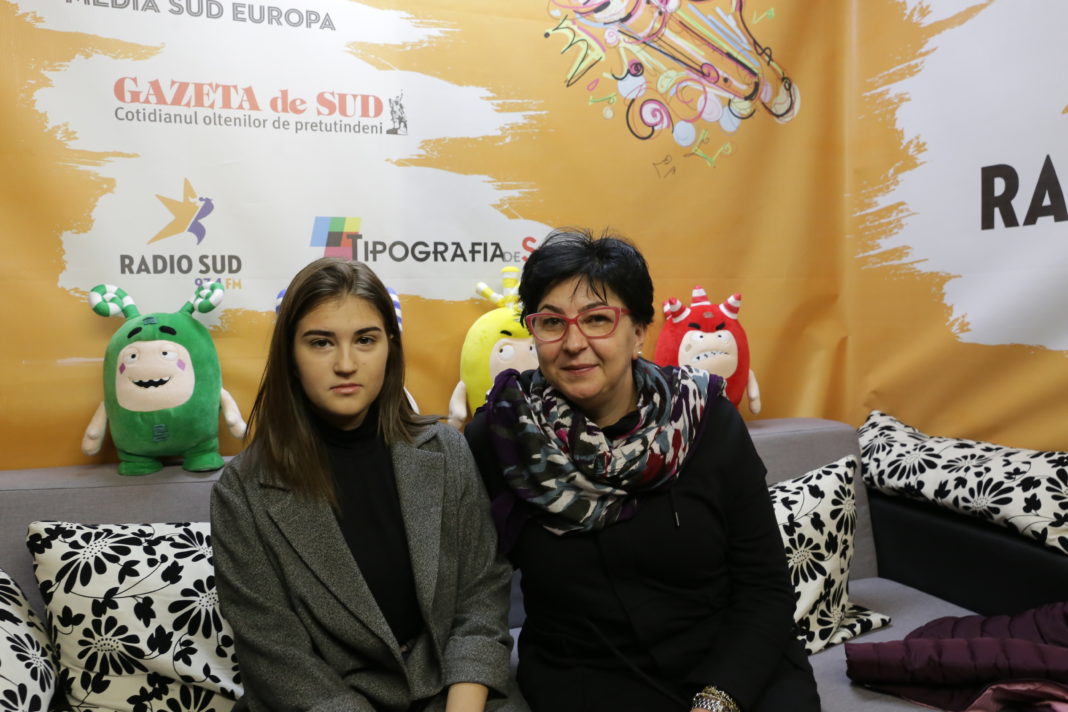 Eleva Cristiana Badea, premiată la nivel internaţional pentru creaţiile lirice, alături de Lucia Croitoru, managerul Liceului de Arte „Marin Sorescu“ Craiova