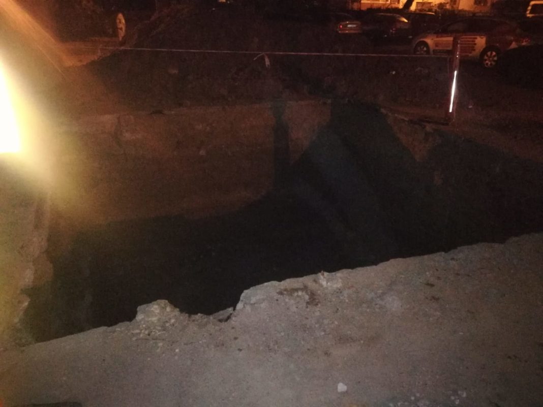 Un bărbat de 64 de ani a căzut într-o groapă de trei metri, aflată pe strada Elena Farago din Craiova