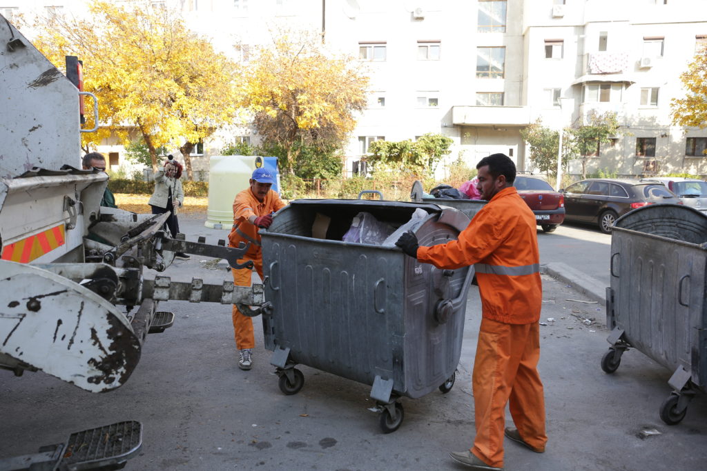 Craiovenii îşi plătesc mai greu factura la gunoi