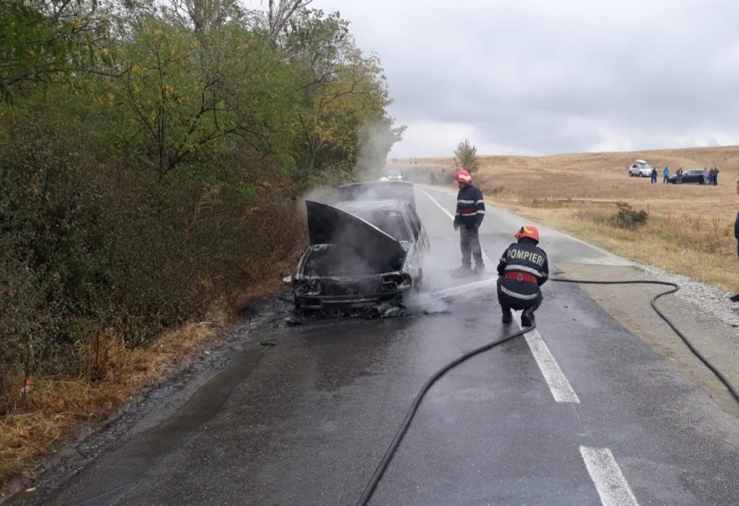 În Olt, un autoturism a luat foc de la un scurt circuit