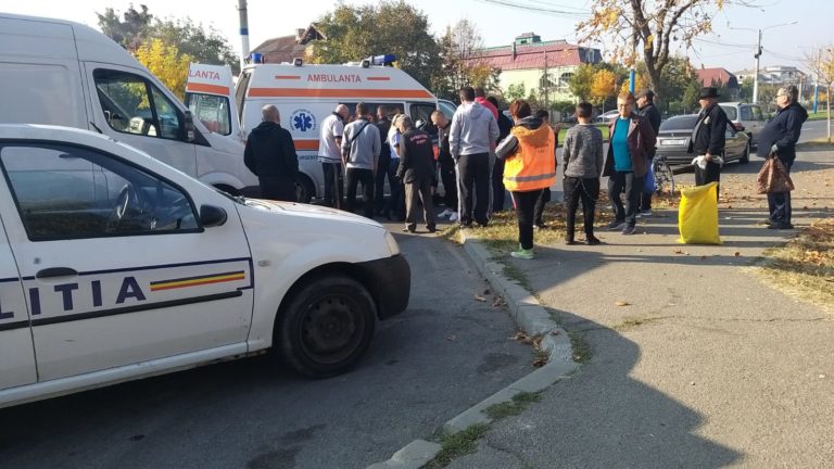 UPDATE Craiova: Un pacient a fugit dintr-o ambulanţă, înarmat cu o foarfecă