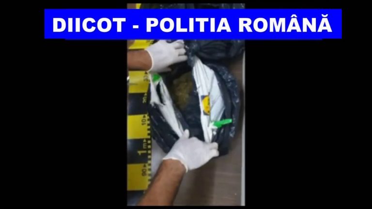 Arestaţi după ce au primit droguri prin curier