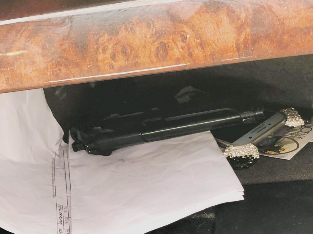 Tineri prinşi în trafic cu o armă deţinută ilegal