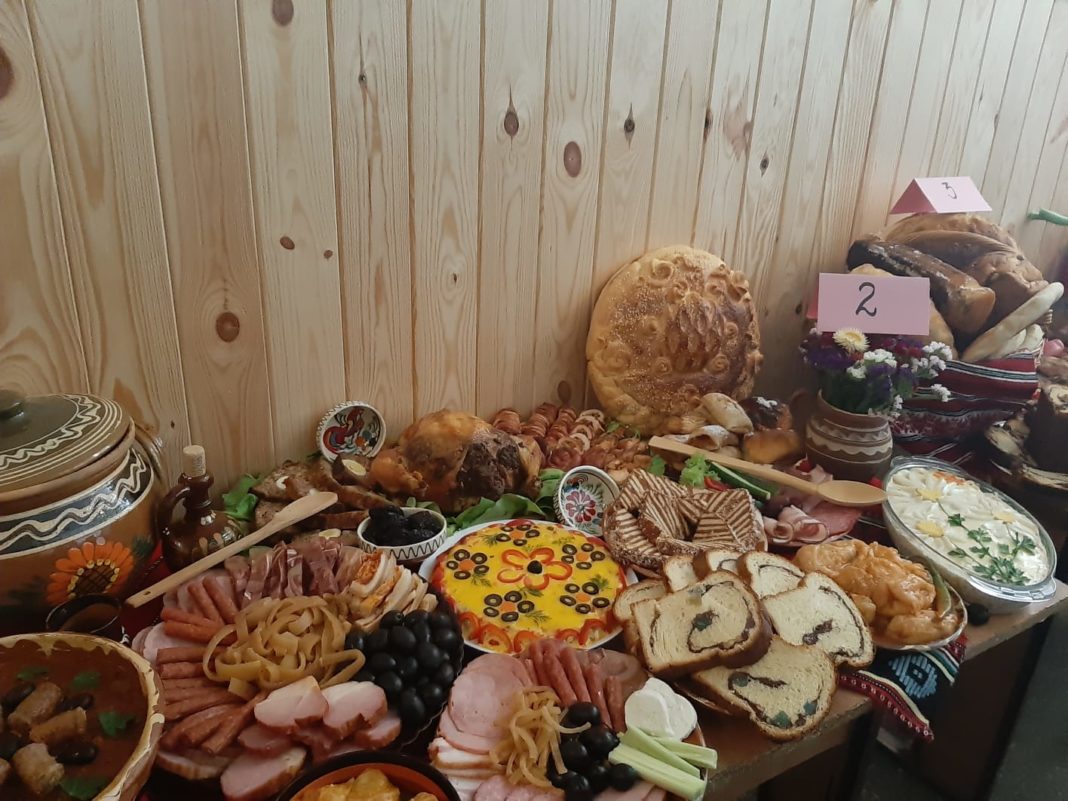 Şcoala din Malu Mare a organizat ieri adevărată expoziţie cu degustare din tradiţia şi cultura gastronomică românească