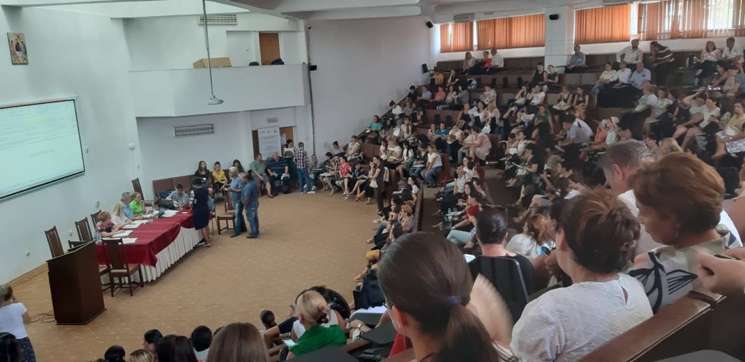 Sindicaliştii din învăţământul preuniversitar doljean spun că reducerea numărului de ore va duce la restructurarea multor titulari,