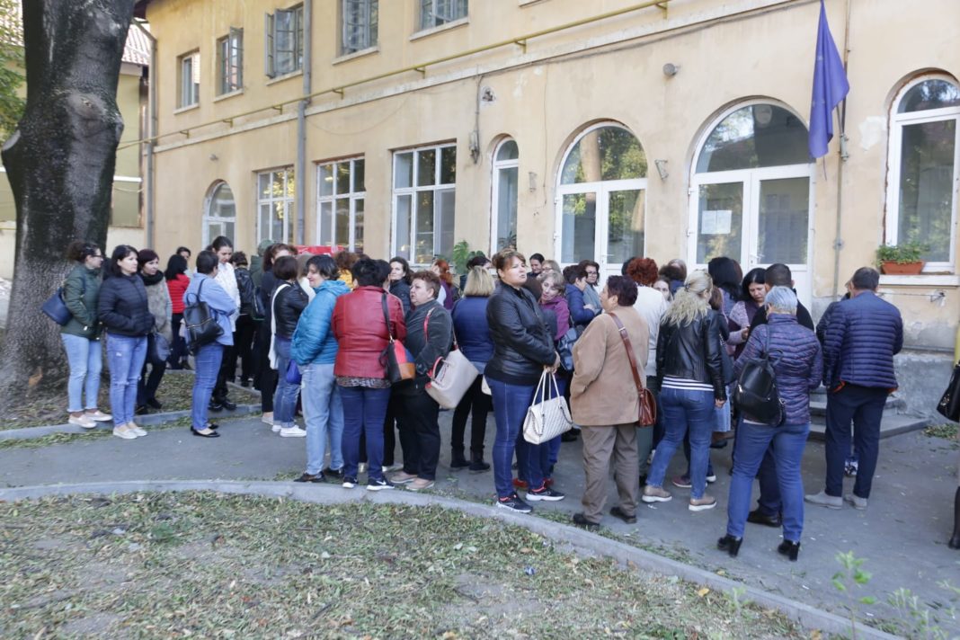Mai multe cadre medicale din cadrul Spitalului Filantropia Craiova protestează în acastă dimineaţă, în fata unității medicale.