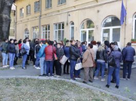 Mai multe cadre medicale din cadrul Spitalului Filantropia Craiova protestează în acastă dimineaţă, în fata unității medicale.