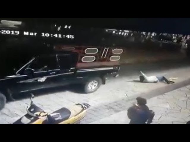 Pentru că nu şi-a respectat promisiunil, un primar a fost legat de o maşină şi târât prin oraş