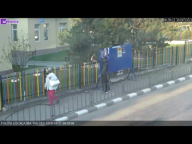 Prins când rupea un afiş electoral