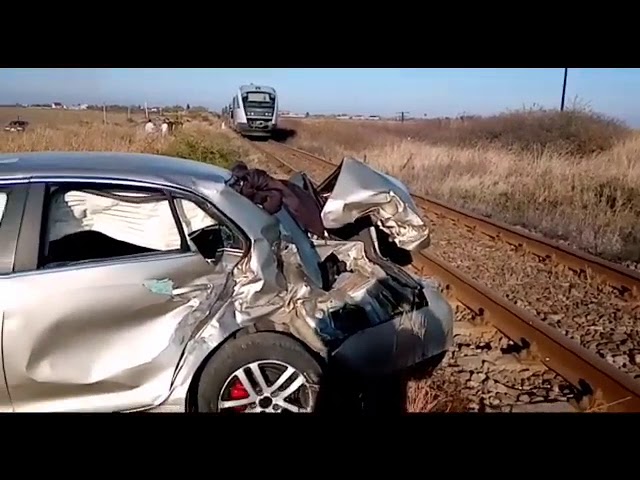 Coliziune între un tren şi un autoturism la Piatra Olt